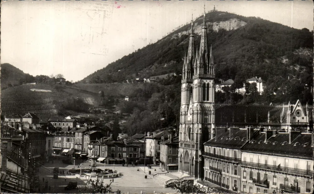 Voiron - Kirche Saint-Bruno und Hügel — Editions J. Bellard, Nr. 21046 - Vorderseite