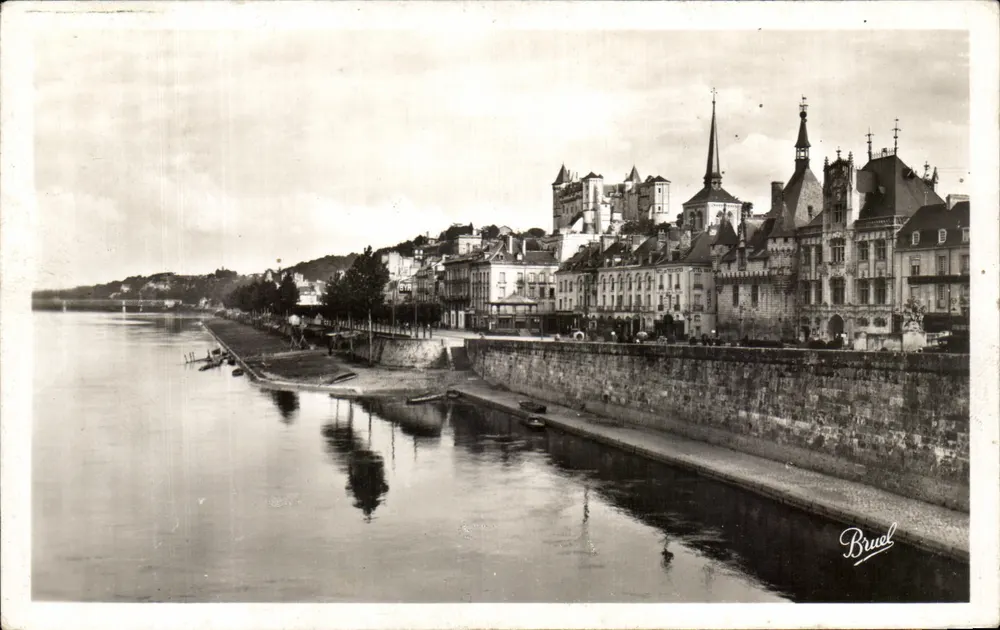 Vue do castelo e da cidade de Luynes — Bruel - Frente