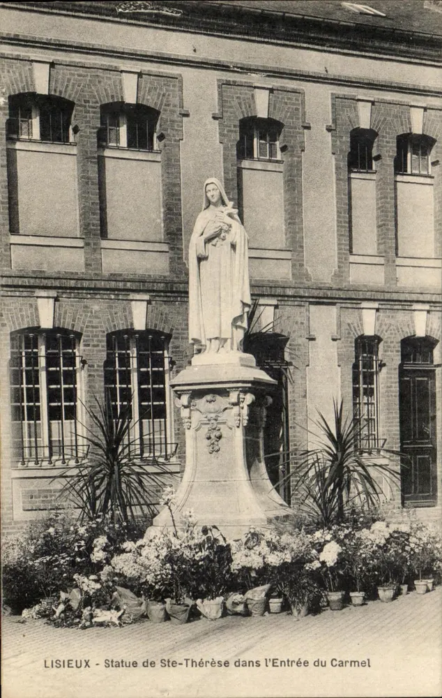 Lisieux - Statue der hl. Thérèse am Eingang des Carmels - Vorderseite