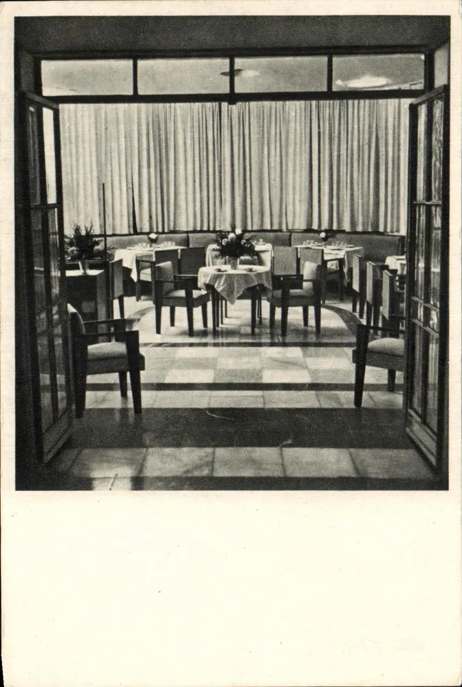 Interior de um restaurante — vista por uma porta-janela — D.C.T. Albergues de Carretera - Frente