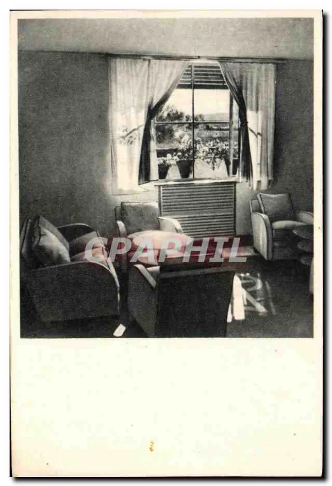 Interior de uma sala — vista de cadeiras e janela — D.C.T. Albergues de Carretera - Frente