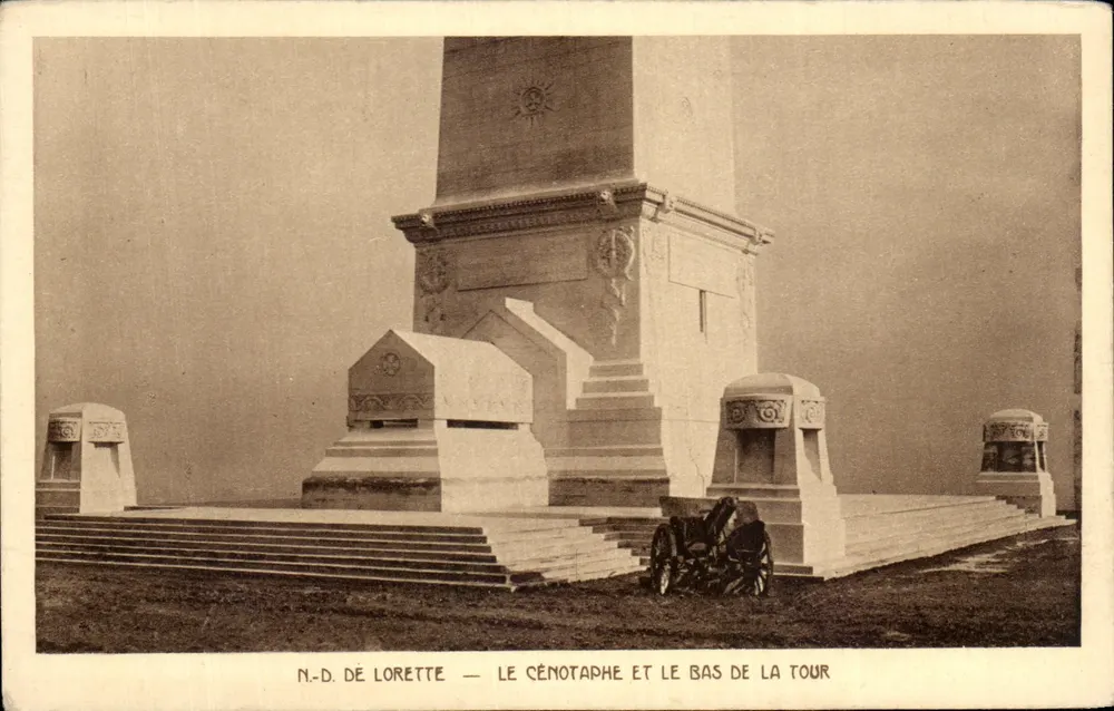 Notre-Dame de Lorette — Der Cenotaph und die Basis der Turm - Vorderseite