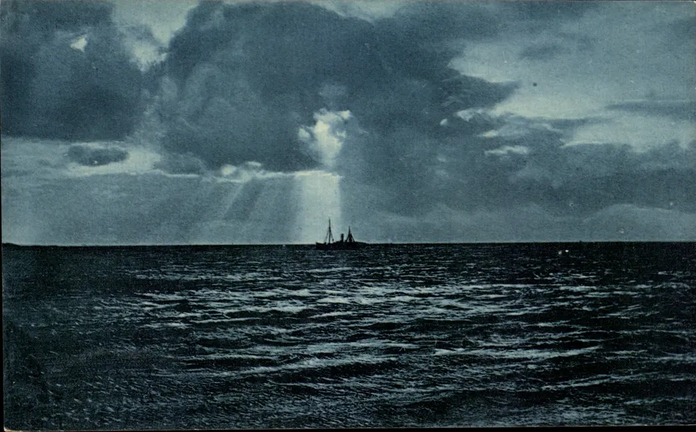 Boot auf dem Meer — stürmischer Himmel mit Sonnenstrahlen — Serie 988, n°4 - Vorderseite