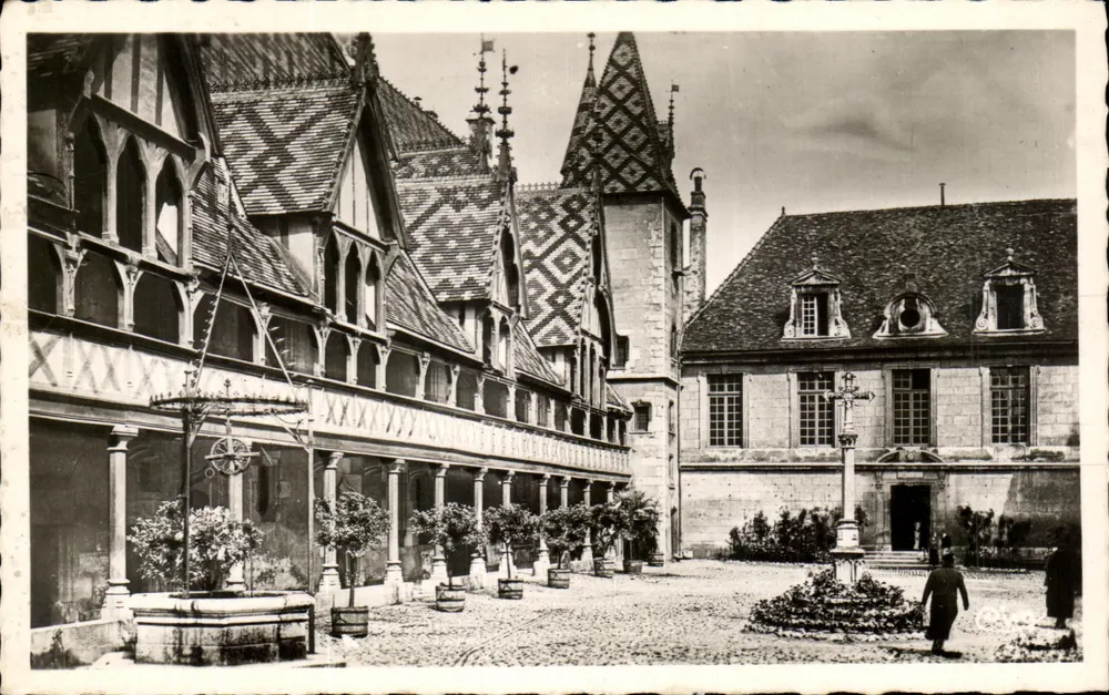 Beaune (Côte-d'Or) — Hôtel-Dieu — Der Ehrenhof - Die Galerien - Vorderseite