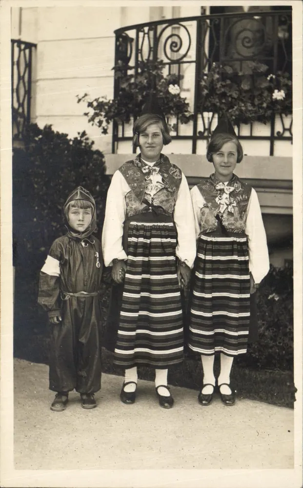 Crianças em traje tradicional — diante de um balcão decorado — editor desconhecido - Frente