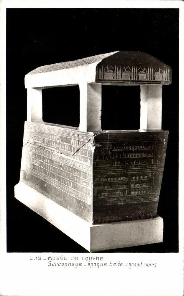 Sarcófago — época Saíte — granito negro — Museu do Louvre - Frente