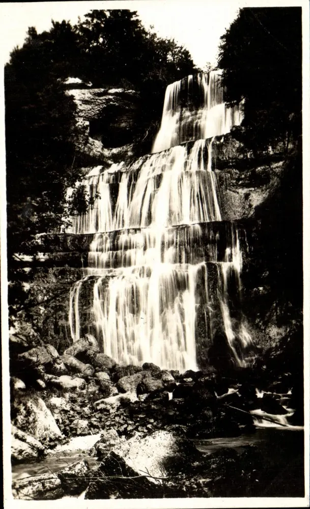 Jura Pittoresque - Cachoeira em forma de abanico — Le Hérison — Edição Dole - Frente