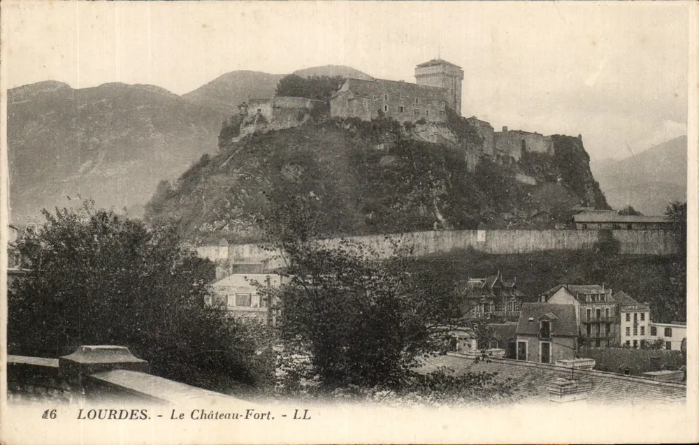 Lourdes - O Castelo-Forte - LL - Frente