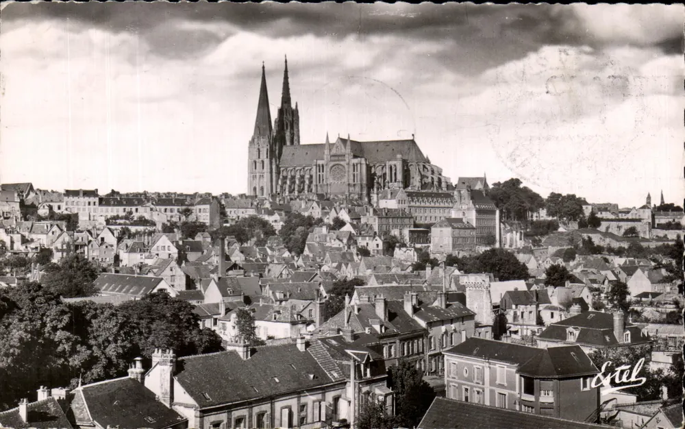 Chartres — Vista Geral sobre a Catedral — Éditions de Luxe Nestel, n°4233 - Frente
