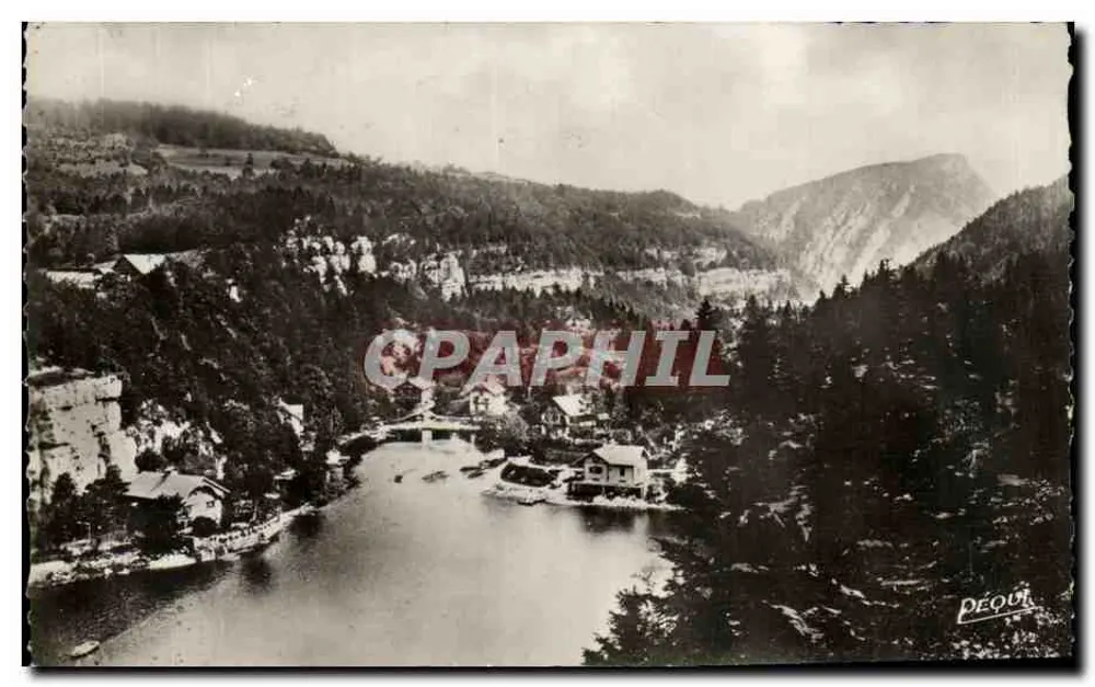 Péou — Vista do povoado na beira de um lago cercado por montanhas — Pégouin, editor - Frente
