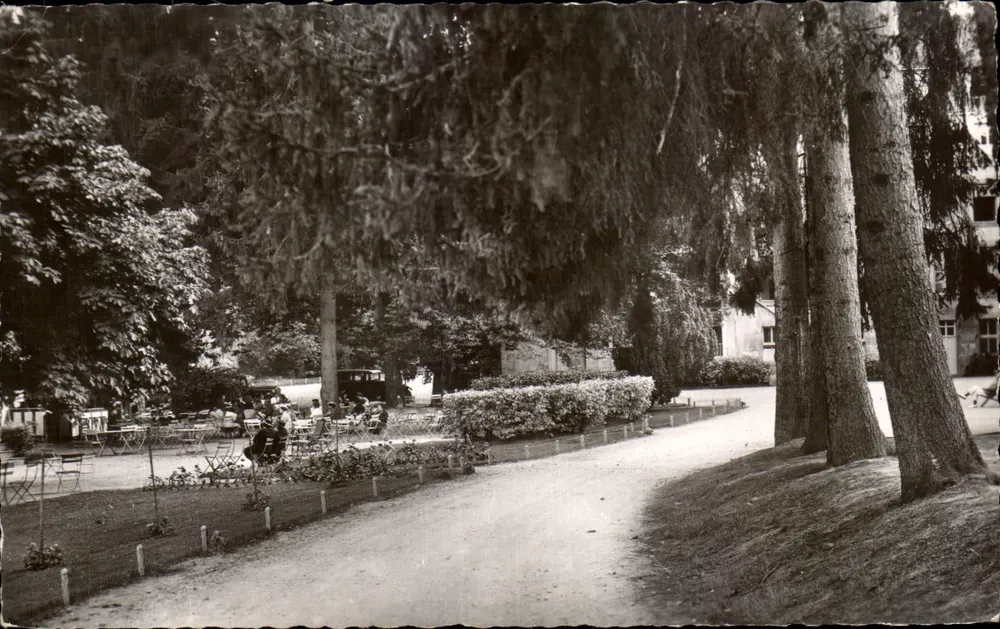 Parque do Estabelecimento Termal — Évaux — Foto Amelin - Frente