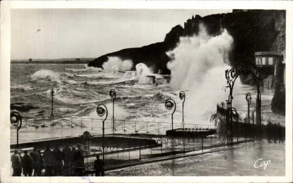 Granville — Efeito de ondas na Digue — Réal-Photo & Cie - Frente