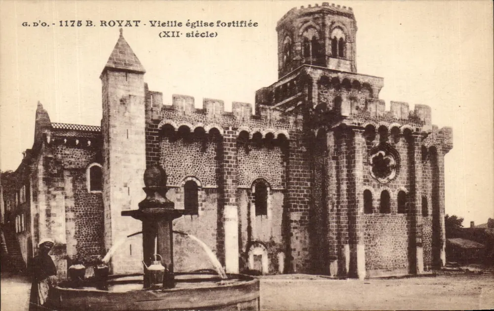 Royat - Alte befestigte Kirche (12. Jahrhundert) — a.d.o. 1175 - Vorderseite