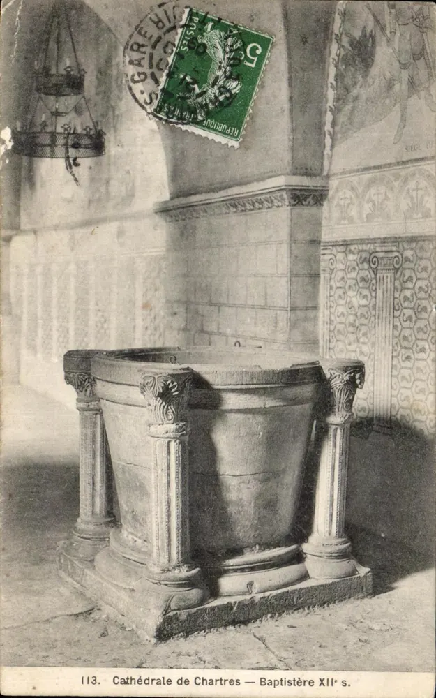 Catedral de Chartres — Baptistério do século XII - Frente