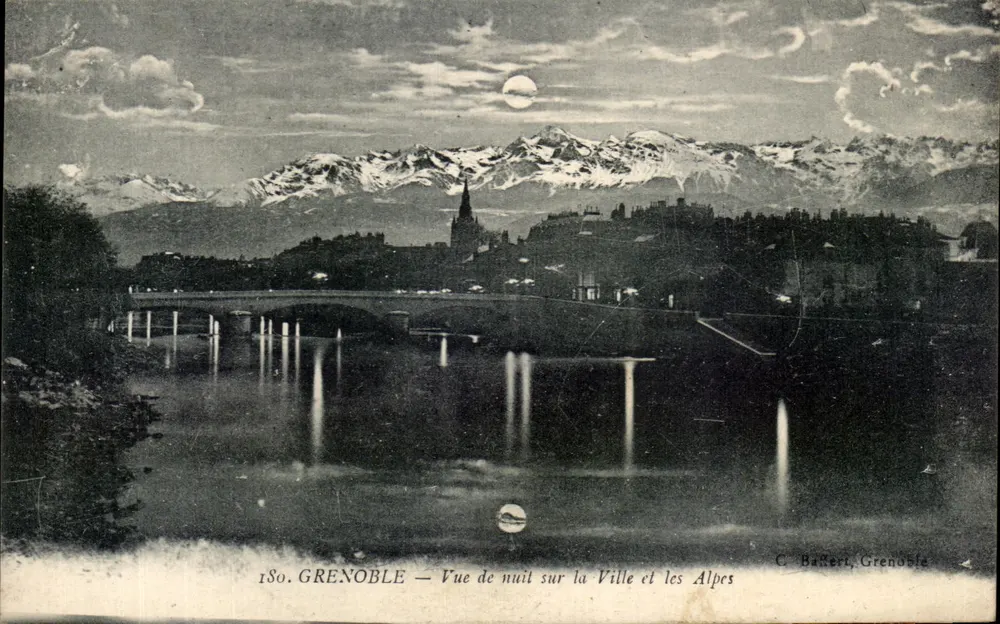 Grenoble — Nachtsicht auf die Stadt und die Alpen — C. Bafferi, Grenoble - Vorderseite