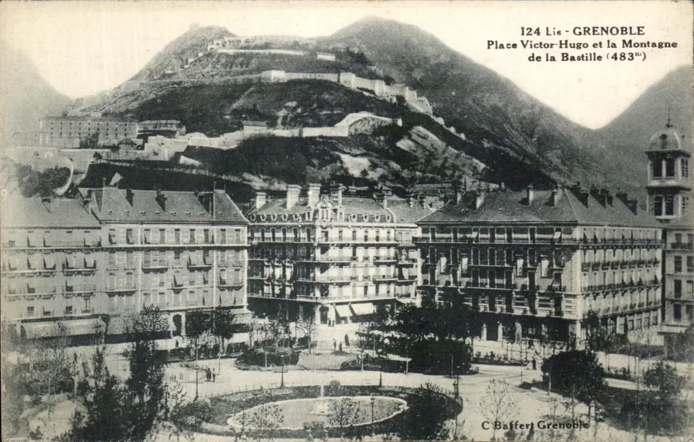 Grenoble — Place Victor Hugo und die Montagne de la Bastille (483m) — C. Baffert Grenoble - Vorderseite