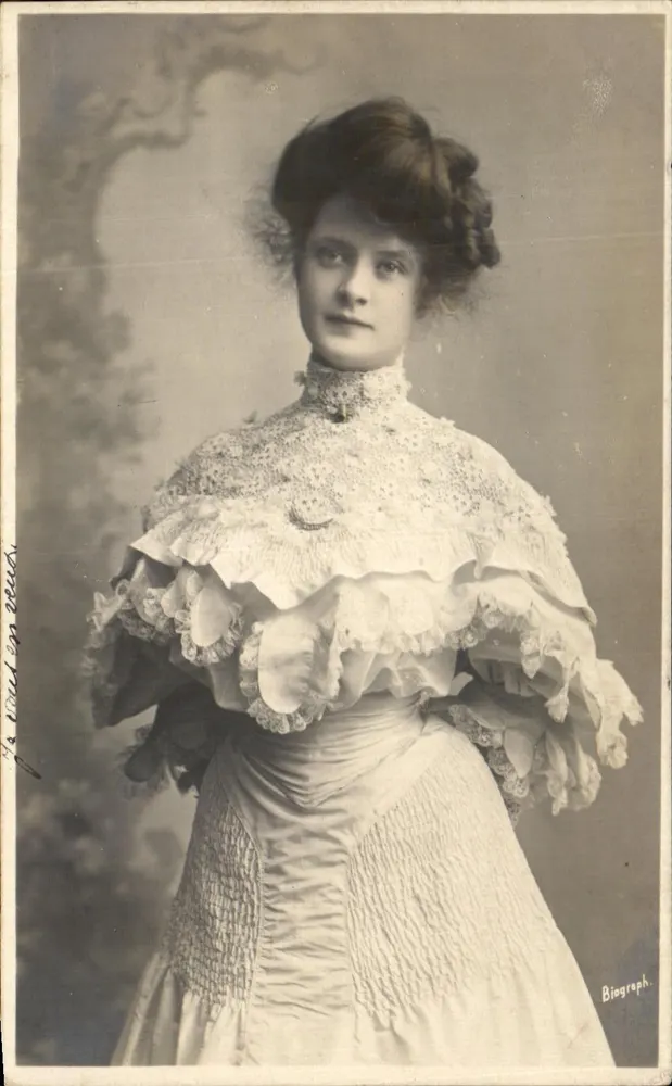 Ich möchte eine haben — Portrait einer Frau in einem Rüschenkleid — Biograph. n° 3265 - Vorderseite