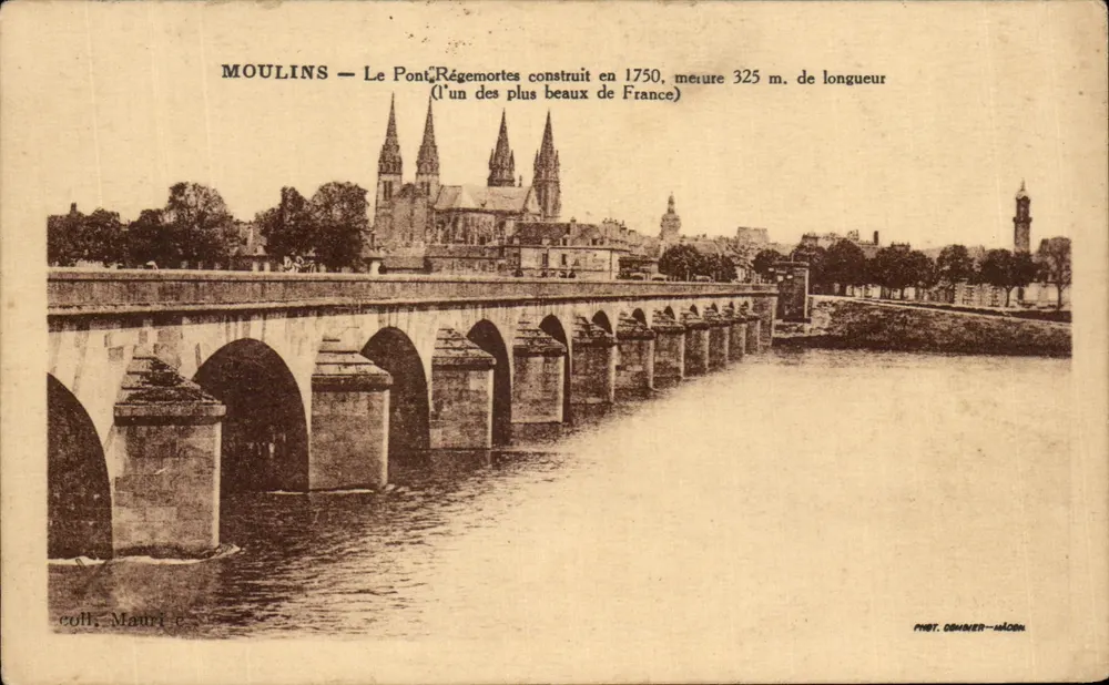Moulins — O Ponte-Régemortes construído em 1750, medindo 325 m. de comprimento (um dos mais belos da França) - Frente