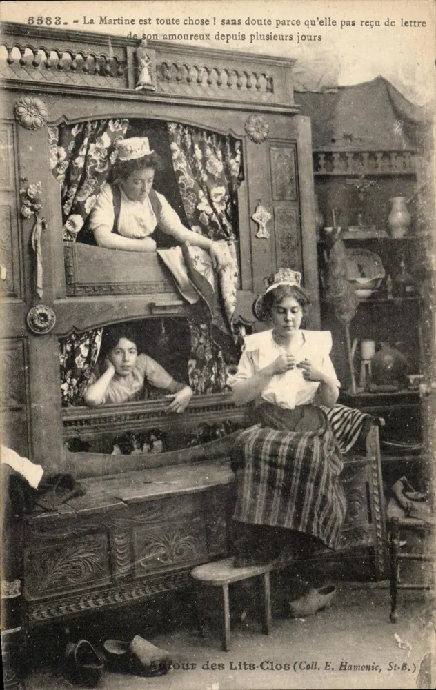 Interior de um quarto — três jovens mulheres em um leito fechado — editor Hamonic, St-B. - Frente