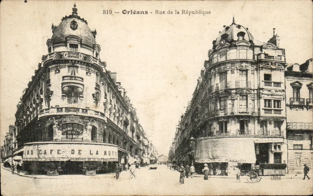Orléans - Rue de la République — hoekbeeld met het Grand Café de la Rotonde en de bakkerij Cour Nostalgie — onbekende uitgever, serie-nummer 819 - Voorkant