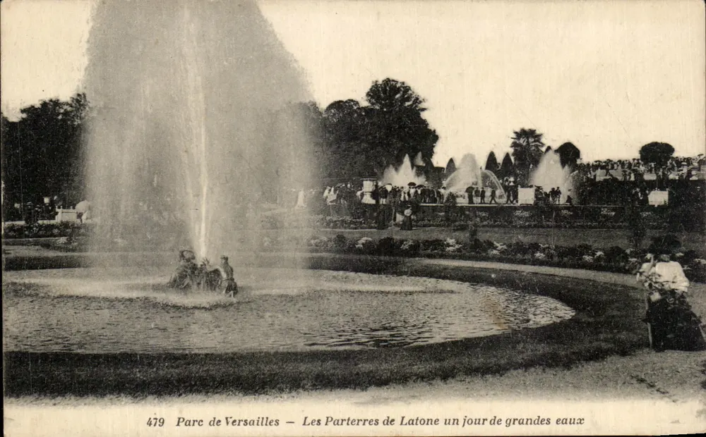 Schlosspark Versailles — Die Parterres von Latone an einem Tag mit großen Wasserspielen — Verlag: Versailles, Nr. 479 - Vorderseite
