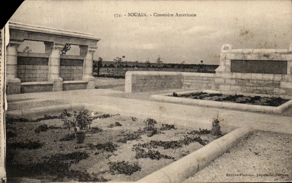 SOUAIN - Cimetière Américain — monument funéraire avec colonnades et mémorial en pierre — Édition Plomion, papeteries, Suppès, n° 374 - Vorderseite
