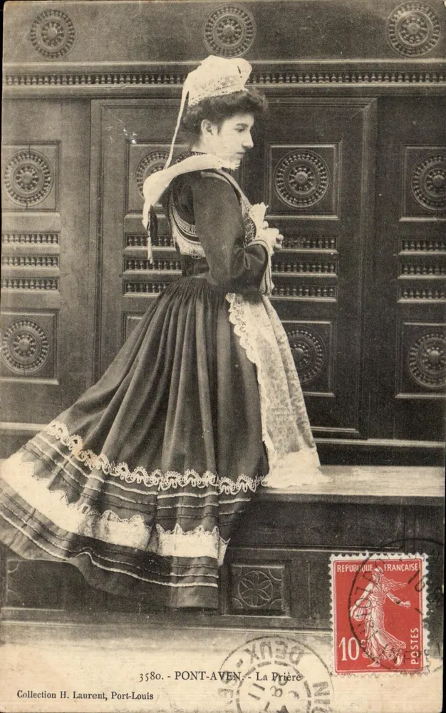 Mulher em traje tradicional — Pont-Aven — Coleção H. Laurent, Port-Louis - Frente