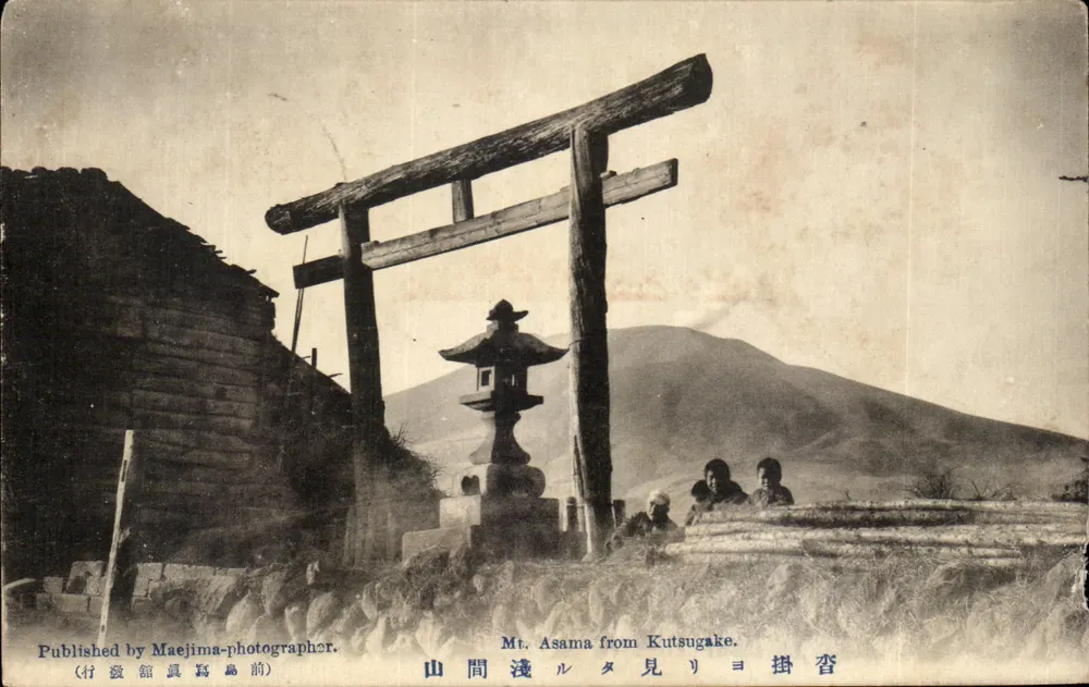 Mt. Asama from Kutsugake — torii et lanterne japonaise — éditeur Maejima-photographer - Frente
