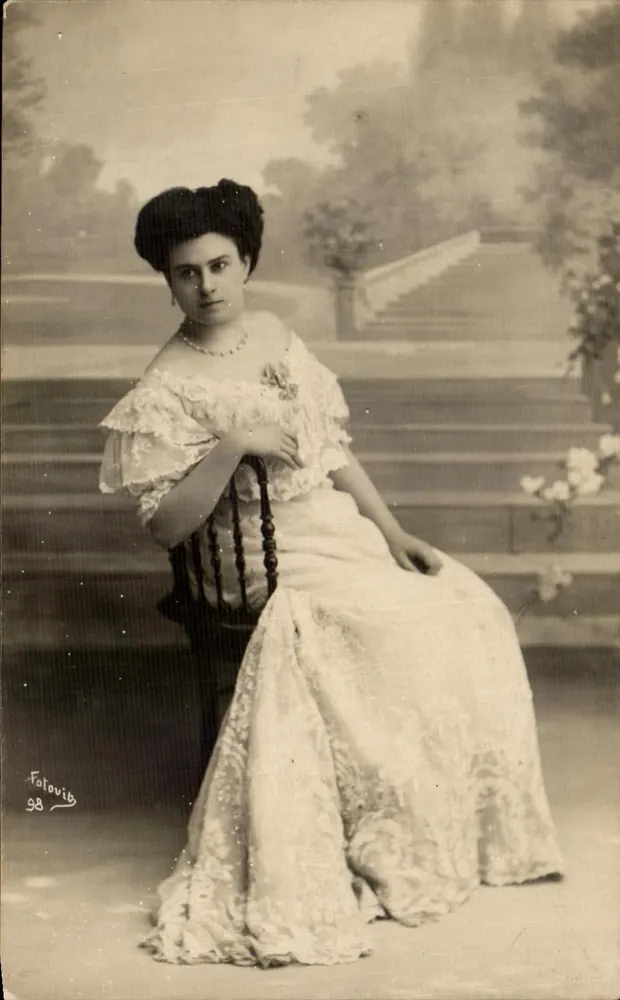 Junge Frau in Abendkleid — Folovib 98 — Folovib - Vorderseite