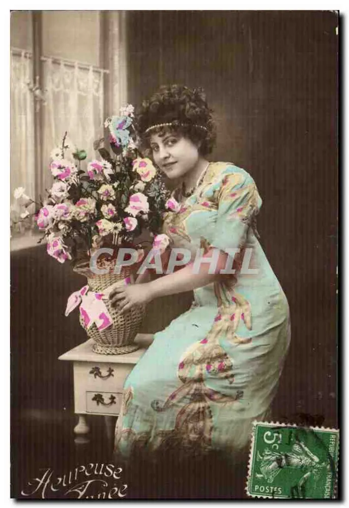 Frau in einem gestreiften Kleid — vor einem Blumenstrauß — veröffentlicht von Heureuse Annie - Vorderseite