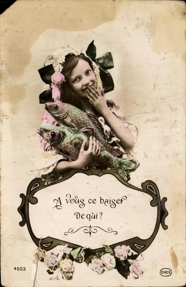 Fille tenant un poisson — scène humoristique avec texte « A vous ce baiser ? De quoi ? » — éditeur CIRCE, n° 4503 - Vorderseite