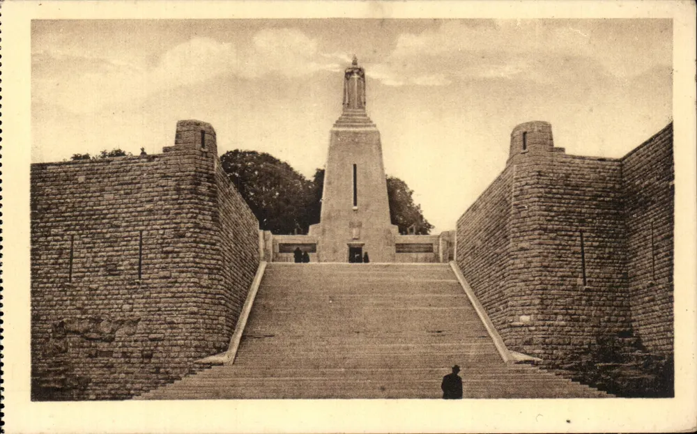 Denkmal für den Sieg und die Soldaten von Verdun — Werk von Herrn Léon Chesney, Architekt und Jean Boucher, Bildhauer — Nr. 440 - Vorderseite