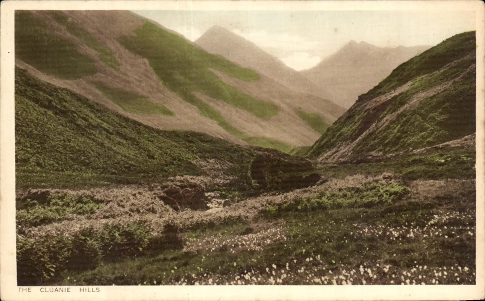 Les Cluanie Hills — vista de vale montanhoso — R.A.P. Co. Ltd, Londres - Frente