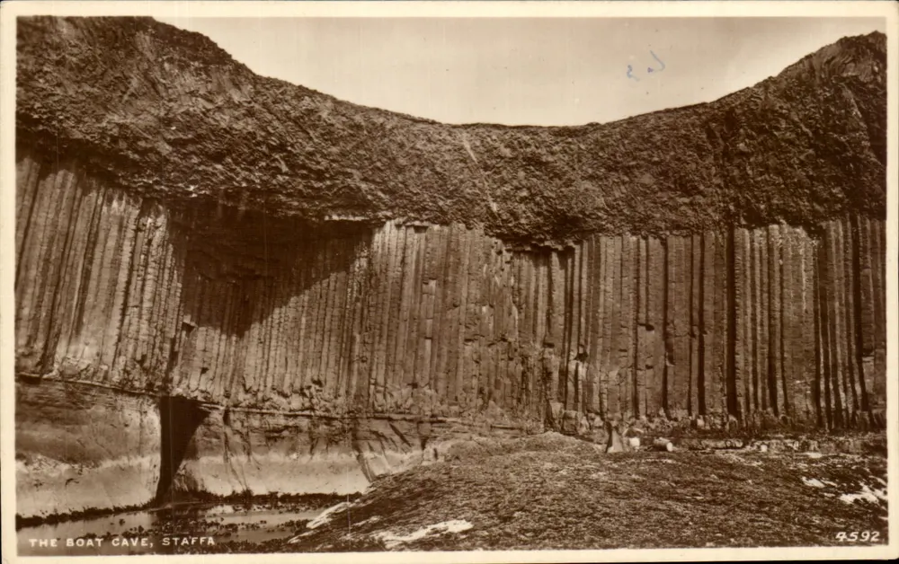 The Boat Cave, Staffa — colonne basaltiche — J.B. White, Ltd. Dundee, n° 4592 - Recto
