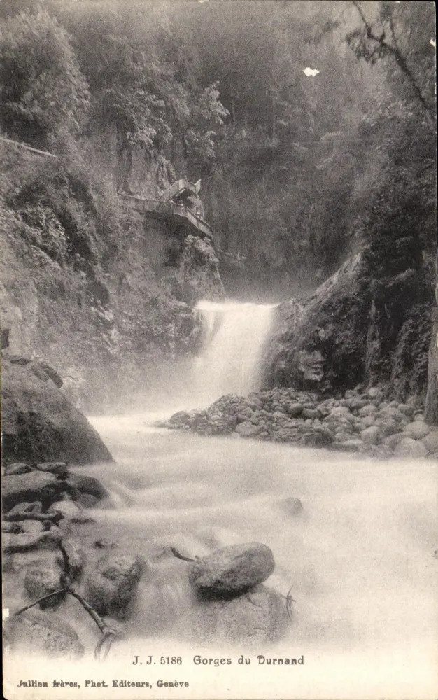 Gorges do Durnand — queda d'água em um cânion rochoso — Jullien frères, Fot. Editores, Genebra, n° J.J. 5186 - Frente