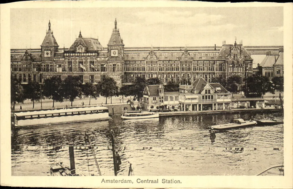 Amsterdam, Centraal Station — vue du bâtiment et du canal avec bateaux — éditeur J. Sieding, Amsterdam - Awers
