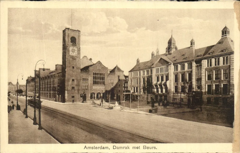 Amsterdam, Damrak met Beurs — vista da praça com a torre da hora e os edifícios do Beurs - Frente