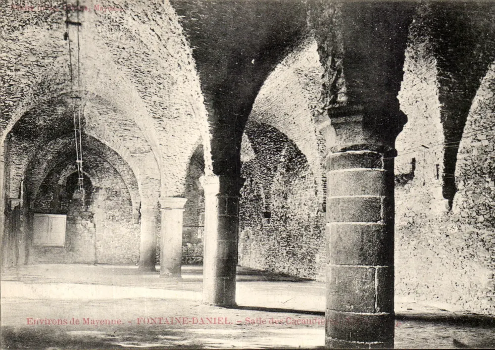 Arredores de Mayenne — Sala das Cacaouïères — Fontaine-Daniel - Frente