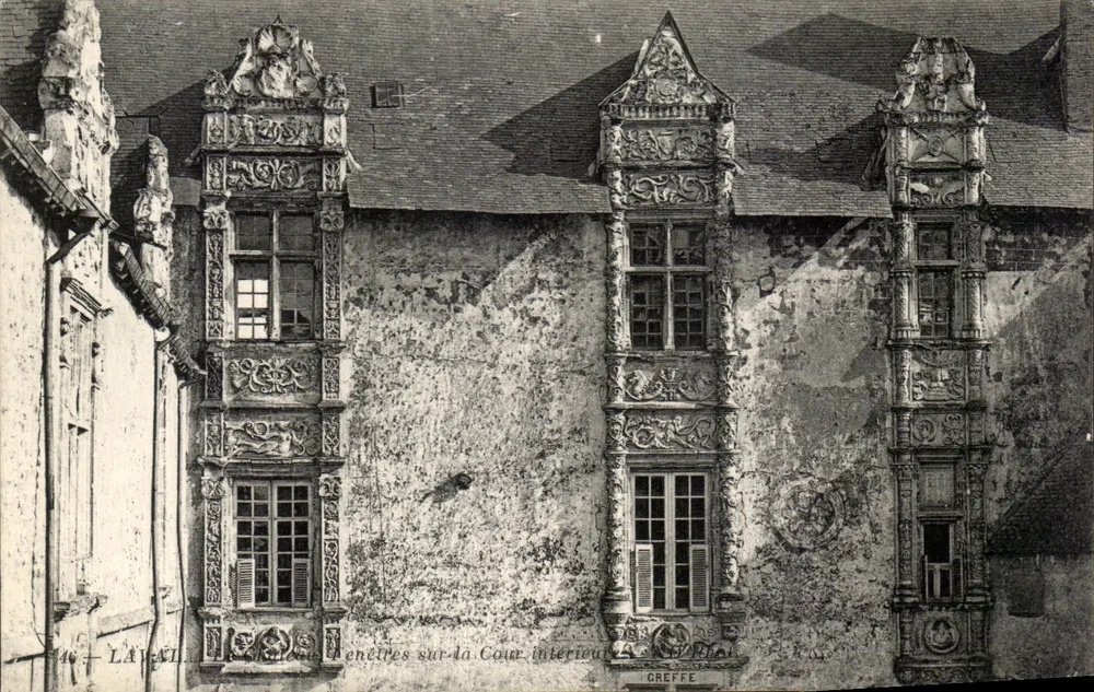 Laval — Fenster auf den Innenhof — Greffe - Vorderseite