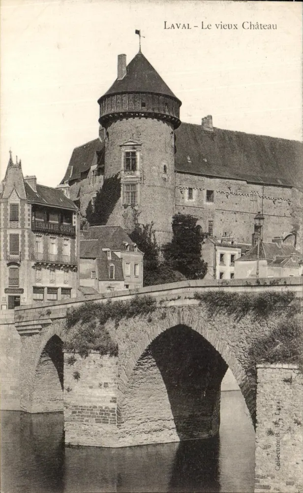 LaVAL - O velho Castelo — vista do castelo e do ponte sobre o rio — Livraria Goupil, editor - Frente