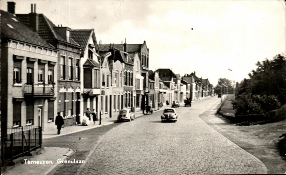 Terneuzen, Grenulaan — vista de rua com carros e edifícios — editor J. v. Donk - Frente
