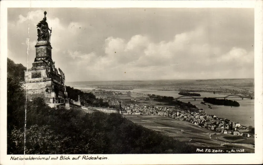 Nationaldenkmal mit Blick auf Rüdesheim — vue panoramique depuis le monument national avec la ville et le fleuve en contrebas — Phot. F.G. Zeitz - No.1438 - Anverso