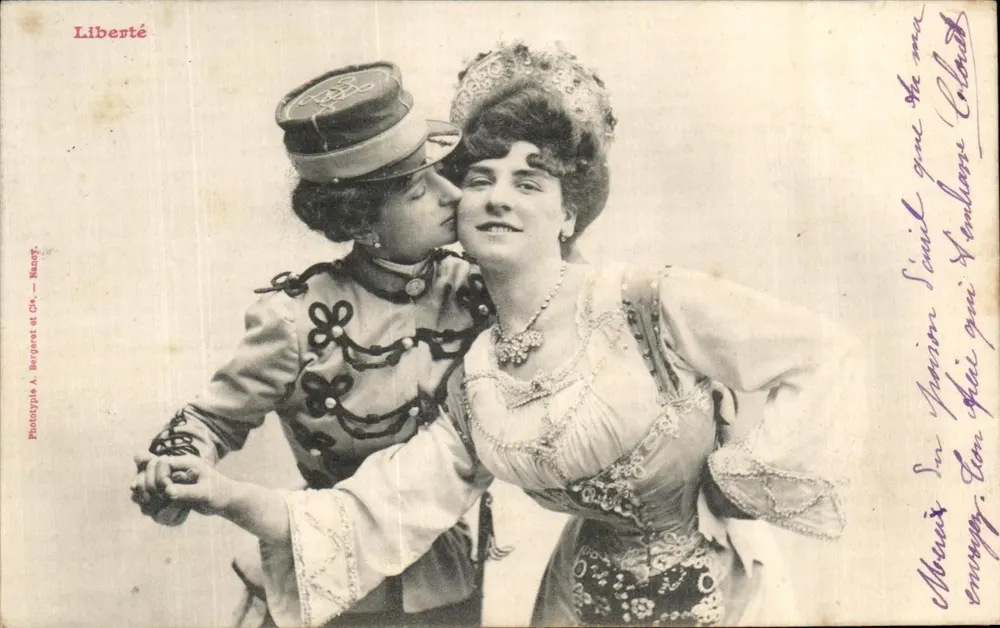 Zwei Frauen in Kostümen — eine in militärischem Uniform, die andere in prächtigem Kleid — Phototypie A. Bergeret et Cie — Nauzy - Vorderseite