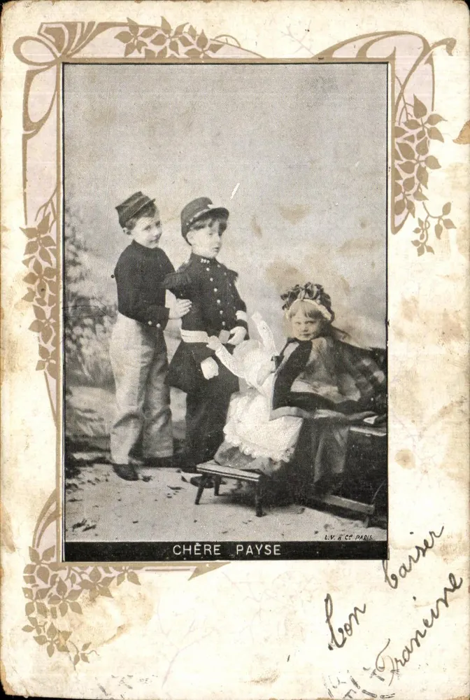 Deux garçons en uniforme et une petite fille — scène de studio — éditeur L.M. & Cie PARIS, n° 12345 - Vorderseite