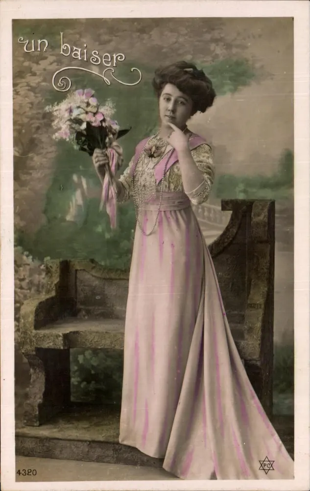 Eine junge Frau in einem rosa Kleid — 'ein Kuss' — Verleger PCF, Nr. 4320 - Vorderseite