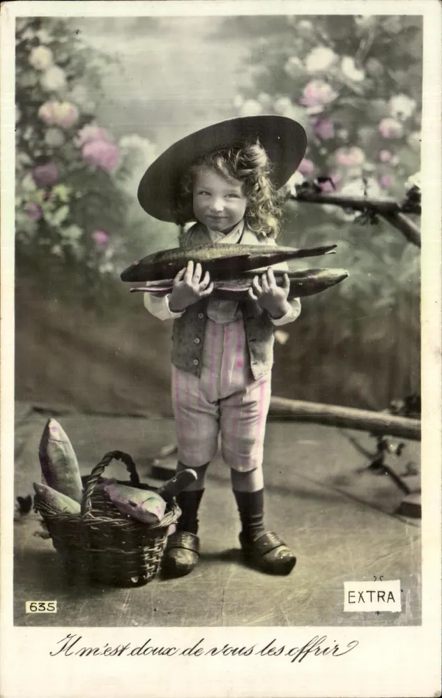 Kind in Hut mit Fischen — EXTRA Fotograf — n° 635 - Vorderseite