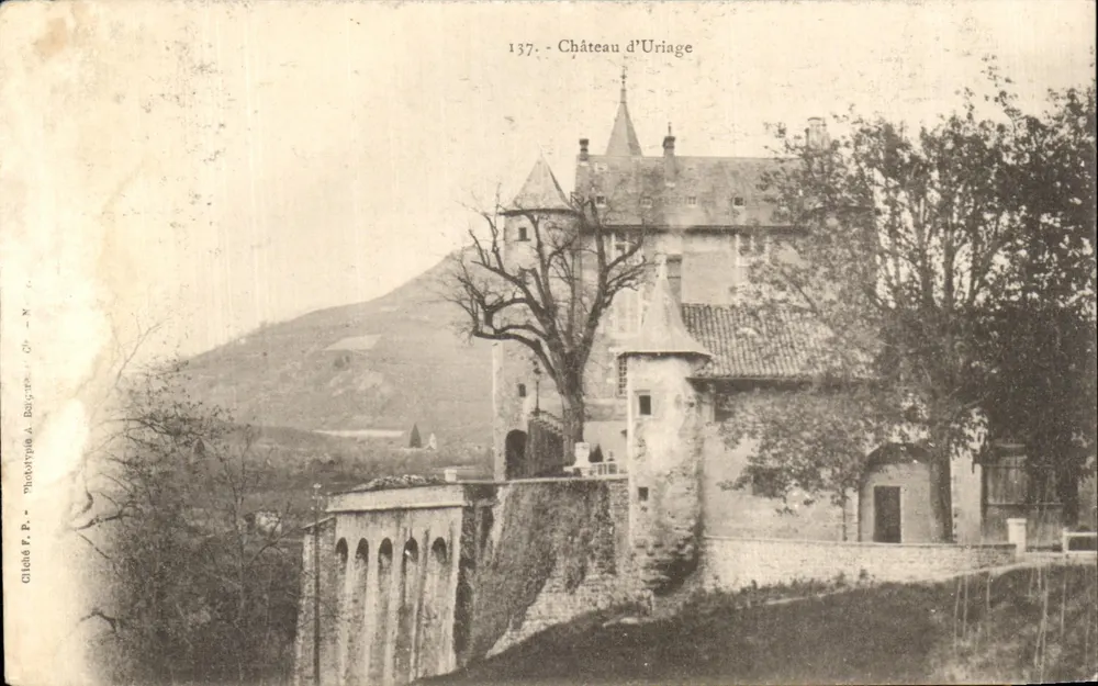 Château d'Uriage — vue du château et de son mur d'enceinte avec arche à arcades — éditeur Chilidé F.P. - Phototypie A. Béguin - Frente