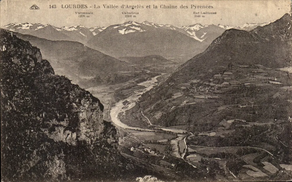 Lourdes - Ansicht der Argelès-Tal und der Pyrenäen-Kette — Antike Ansichtskarte n°143 — Verlag Alscanciade des Arts Photomécaniques, Straßburg - Vorderseite