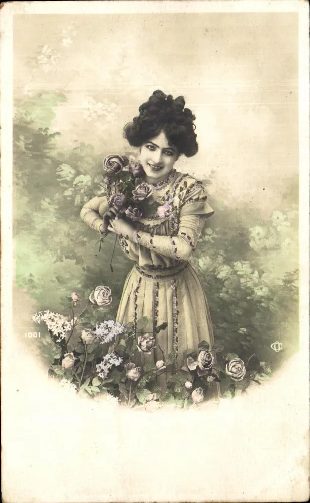 Junge Frau in geschmücktem Kleid mit Rosenstrauß in der Hand — Serie 1001 — Verlag C. P. (Marke) — Nr. 1001 - Vorderseite