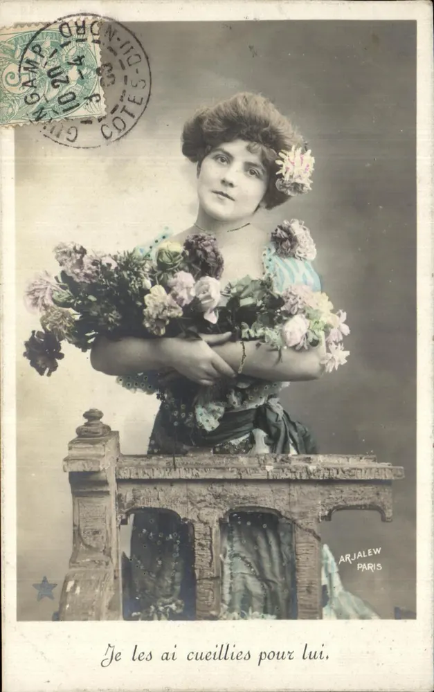 Frau, die einen Blumenstrauß hält — ARJALEW PARIS — Serie Nr. 892 - 2 - Vorderseite